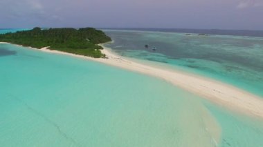 Deniz kıyısı sahil yolculuğunun hava turizmi. Su mavi suyu ve parlak kum arka planı.