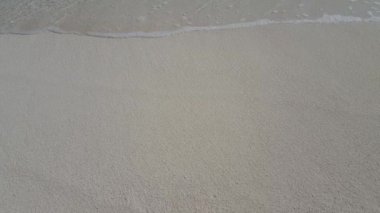 Sahildeki hareketli dalgalara bakıyorum. Endonezya, Bali 'de tropikal tatilin tadını çıkarıyorum..
