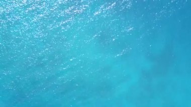 Cennetin hava aracı gökyüzü beyaz kum arka planlı mavi deniz kıyısında deniz yolculuğu