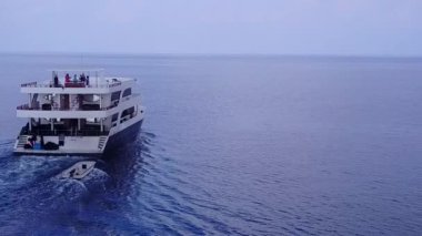 Sığ su ve beyaz kum arka planıyla tropikal turist plaj seyahatinin hava manzarası