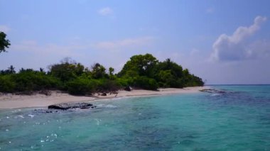 Cennet kıyısı sahil yaşam tarzının hava aracı soyutlaması. Mavi deniz kenarında, beyaz kum arka planda.