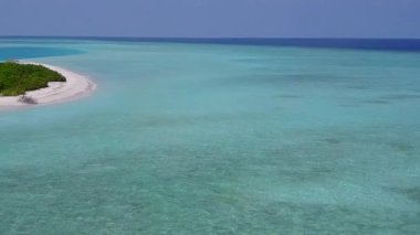 Sahil yolculuğunun havadan manzarası berrak su ve beyaz kum arka planıyla