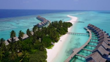 Temiz ve kumlu arka planda, açık deniz kenarında rahatlama sahili tatilinin insansız hava aracı soyutlaması