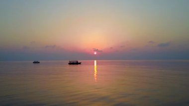 Beyaz kumlu arka planlı sığ okyanus kıyısında lüks sahil şeridinin gökyüzü.