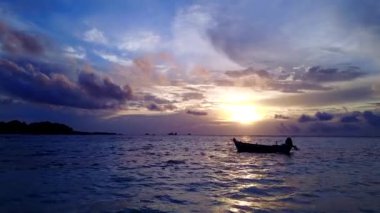 Beyaz kum arka planlı mavi yeşil lagünün tropikal lagün plaj macerasının hava manzarası