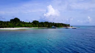 Mavi su ve parlak kumlu arka planda cennet gibi bir göl tatili.