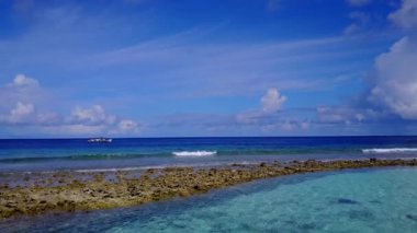 İnsansız hava aracı cenneti turistik plaj macerası, beyaz kum arka planlı mavi deniz.
