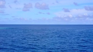 Beyaz kum arka planlı temiz lagün tarafından mükemmel körfez sahili yaşam tarzının drone görüntüsü