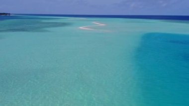 Turkuaz okyanus ve beyaz kumlu arka plandan mükemmel deniz kıyısı macerasının insansız hava aracı manzarası