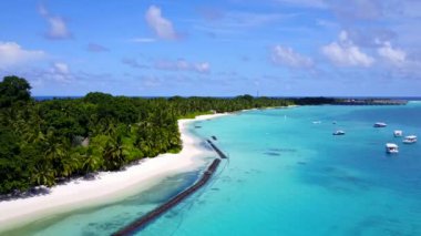 Lüks lagünün havadan manzarası beyaz kum zeminli turkuaz deniz tarafından yıkılıyor.