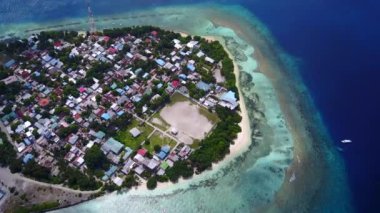 Egzotik tatil beldesinin insansız hava aracı sığ okyanus ve beyaz kum arka planında deniz yolculuğu.