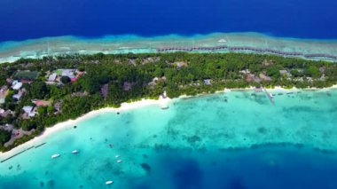Mavi yeşil deniz ve beyaz kumlu arka planda güzel turist plajı tatilinin hava aracı dokusu