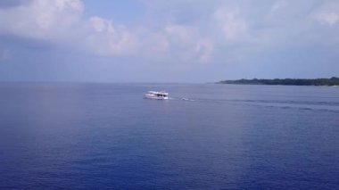 Mavi yeşil okyanus ve beyaz kumlu arka planda deniz turistlerinin deniz manzaralı yaban hayatı manzarası