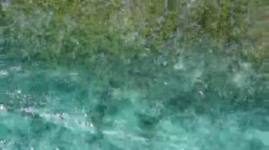 Mavi okyanus ve beyaz kumlu arka planda tropikal tatil beldesi maceralarının insansız hava aracı görüntüsü