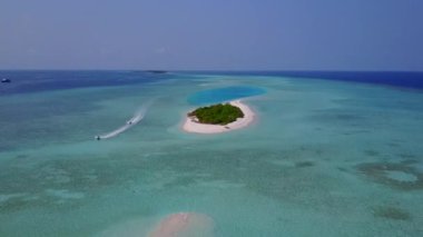 Mavi yeşil lagün ve beyaz kumlu arka planda lüks sahil turizmi.