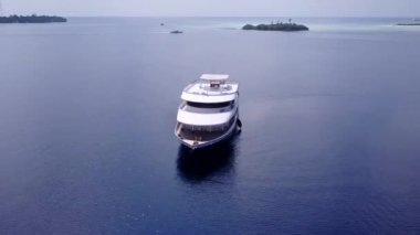 Beyaz kumlu arka planda mavi gölün yanındaki tropikal turist plaj saatinin gökyüzü