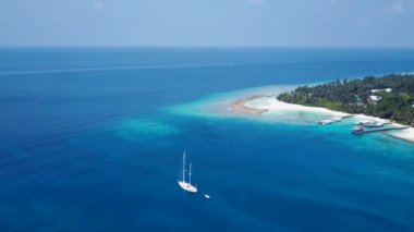 Cennetin hava aracı gökyüzü turkuaz deniz ve beyaz kum arka planıyla tatil beldesi