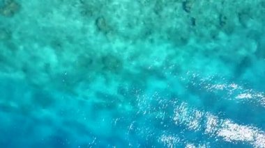 Lüks deniz manzaralı hava manzaralı plaj manzaralı mavi deniz kenarında beyaz kumlu arka plan