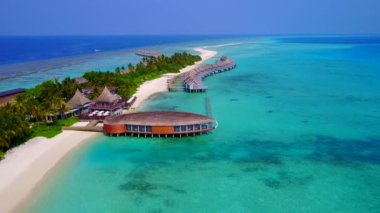 Deniz manzaralı, sığ lagün ve beyaz kumlu arka planda mükemmel deniz manzaralı hava aracı soyutlaması.