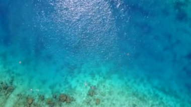 Beyaz kumlu arka planlı mavi lagünün cennet gibi sahil maceralarının insansız hava aracı turizmi