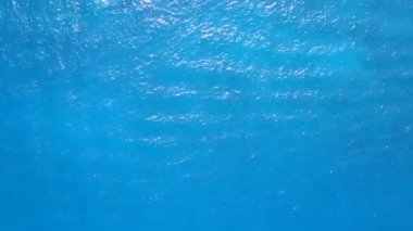 Cennet lagünü sahil saatinin insansız hava aracı deniz manzarası açık lagün ve beyaz kum arka planı