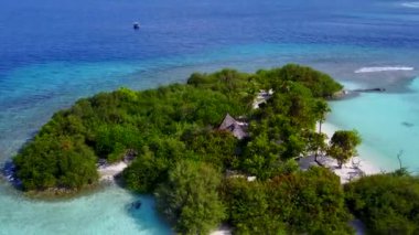 Turkuaz deniz kıyısında beyaz kum arka planlı tropikal sahil tatilinin drone dokusu