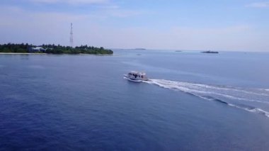 Turkuaz okyanus ve beyaz kumlu arka plandan mükemmel deniz kıyısı manzarası