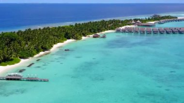 Gökyüzü drone deniz manzarası. Sahil kıyısı, deniz mavisi, beyaz kumlu okyanus.