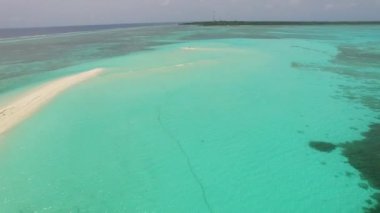 Lüks ada sahil macerasının mavi su ve beyaz kumlu arka plan üzerindeki hava aracı doğası.