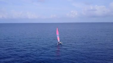 Su mavisi deniz ve beyaz kumlu arkaplan tarafından cennet gibi deniz manzaralı sahil maceraları.