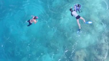 Şeffaf deniz ve beyaz kum arka planıyla cennet manzaralı turist plajı zamanı