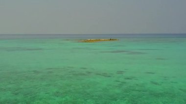 Mavi deniz ve beyaz kumlu arka planda tropikal körfez turizmi