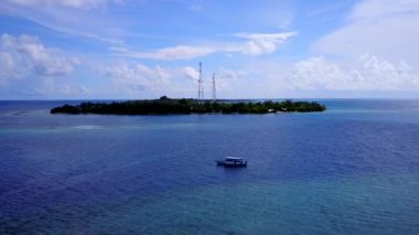 Cennet sahili sahil gezisinin mavi deniz ve beyaz kumlu arka plan insansız hava aracı soyutlaması.