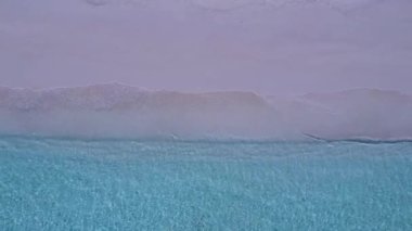 Berrak deniz ve beyaz kumlu arka planda sakin deniz manzaralı deniz manzaralı deniz gezisi.