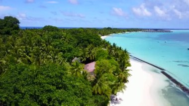 Mavi lagün ve beyaz kum arka planında rahatlatıcı deniz manzaralı plaj manzarası manzarası