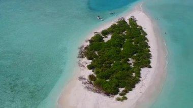 Beyaz kumlu arka planlı turkuaz deniz tarafından lüks deniz kıyısı yaşam tarzının hava aracı manzarası