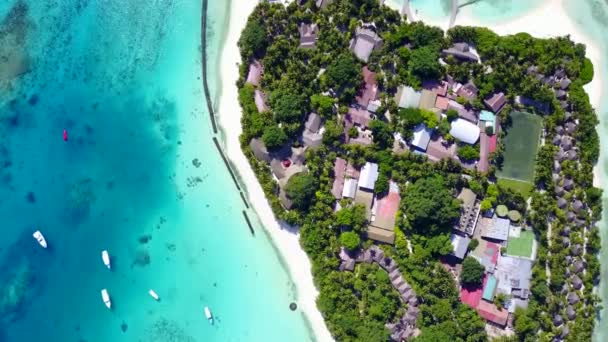 Letecké drone panorama relaxační Bay Beach životní styl podle aqua modré laguny a bílé písečné pozadí — Stock video