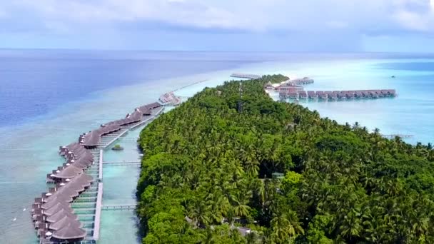 Wisata udara Drone wisata laut pantai liar oleh laut dangkal dengan latar belakang berpasir putih — Stok Video