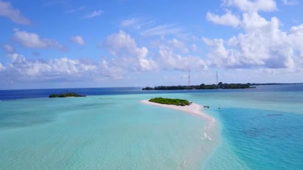 Drone aéreo naturaleza de costa marina playa romper por el océano claro y fondo de arena blanca — Vídeos de Stock
