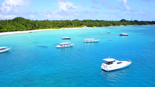 Pandangan udara abstrak dari petualangan resor pantai mewah oleh laut biru dan latar belakang berpasir putih — Stok Video