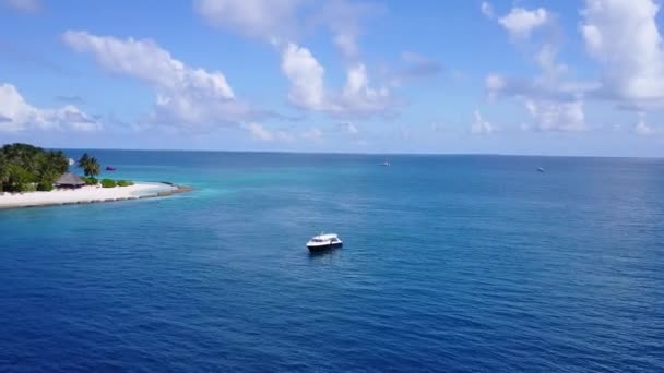 Drone viaggio aereo di idilliaca spiaggia costa tempo da blu mare verde con sfondo di sabbia bianca — Video Stock