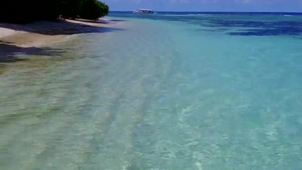 Scenario aereo della costa marina viaggio in spiaggia da acqua turchese con sfondo di sabbia bianca — Video Stock