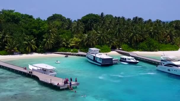 Drohnen-Ansicht Tourismus von Luxus-touristischen Strandurlaub durch blaues Wasser und weißen Sandhintergrund — Stockvideo