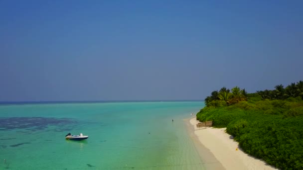 Drone vista cielo de hermosa laguna playa viaje por mar transparente con fondo de arena blanca — Vídeo de stock