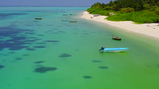Luftaufnahme Abstrakt von idyllischen Meerblick Strand Lifestyle durch blaues Wasser mit weißem Sandhintergrund — Stockvideo
