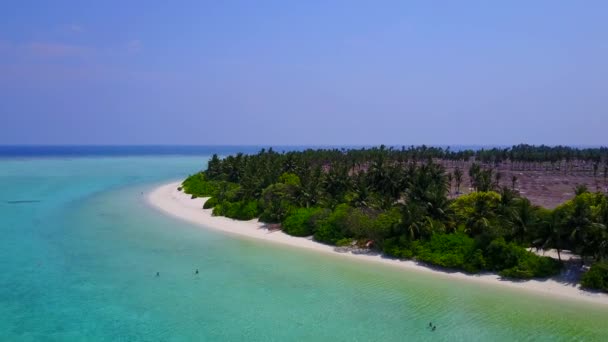 Luchtfoto van exotische resort strand reis door blauw groene oceaan en witte zandachtergrond — Stockvideo