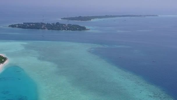 Drone turismo de lujo playa playa fauna por laguna azul con fondo de arena limpia — Vídeo de stock