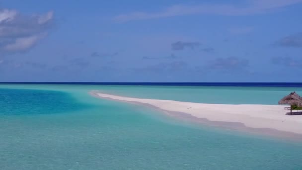 목가적 해안 탐험의 드론 공중 풍경 흰모래 배경이 있는 푸른 바다 — 비디오
