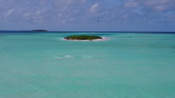 蓝海蓝海、白沙背景下奇异岛屿海滩航程的空中无人驾驶飞机摘要 — 图库视频影像