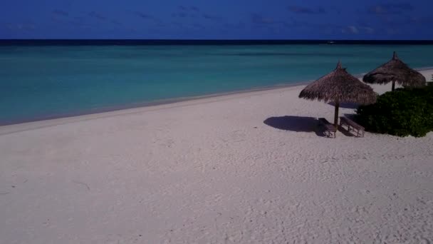 Paysage aérien du voyage relaxant de plage de baie par lagune claire et fond sablonneux blanc — Video